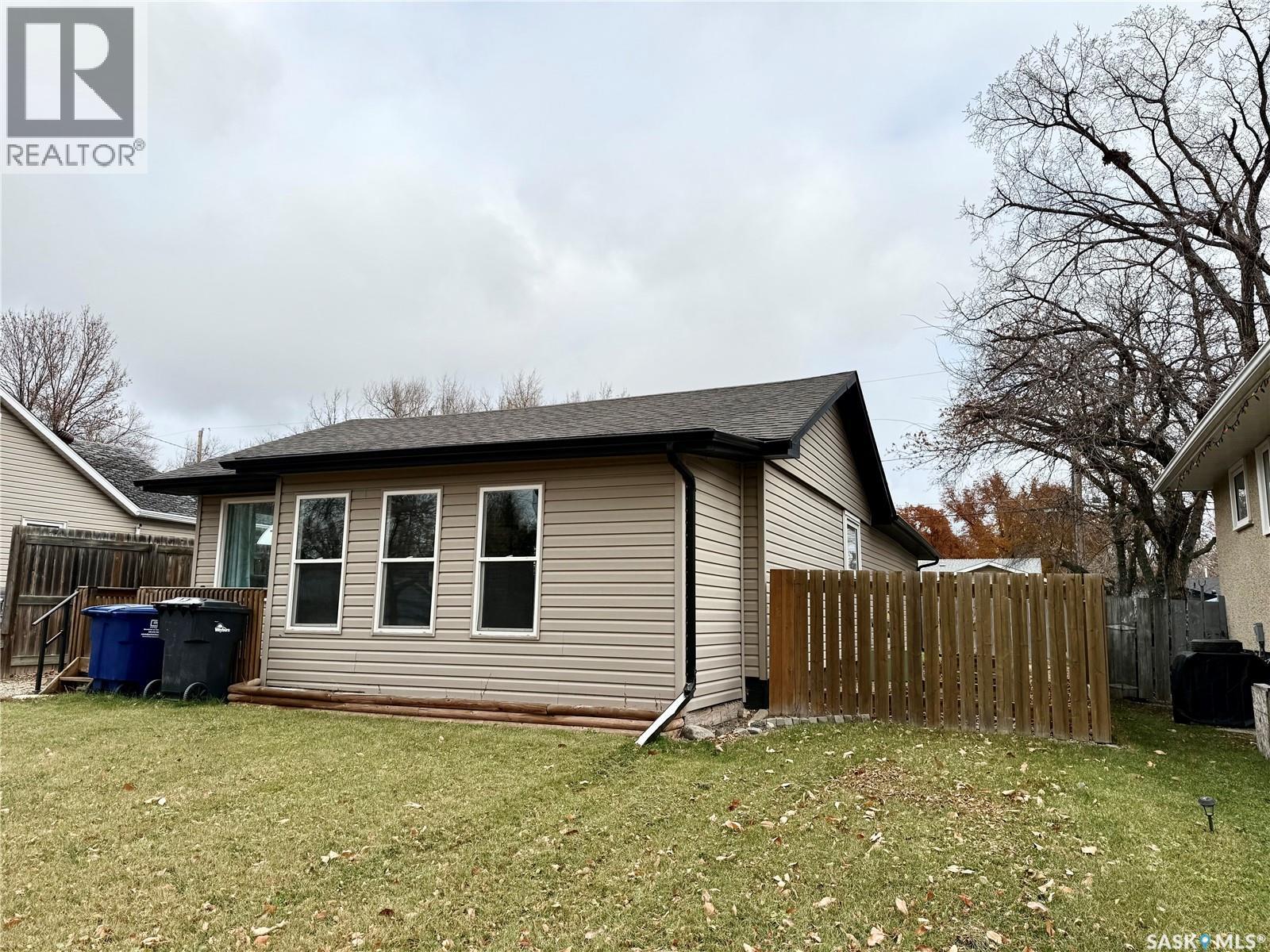 64 10th STREET NE, Weyburn — photo 2