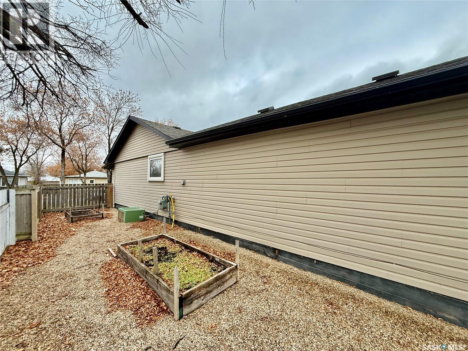 64 10th STREET NE, Weyburn — photo 5