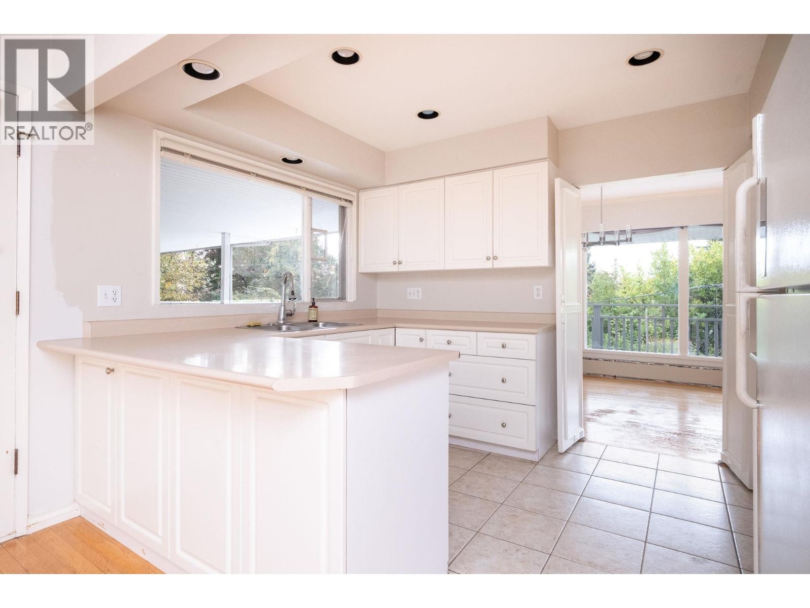 775 Southborough Drive, West Vancouver — photo 8
