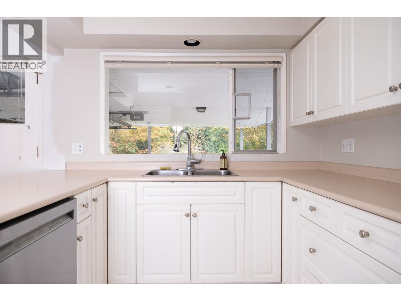 775 Southborough Drive, West Vancouver — photo 9