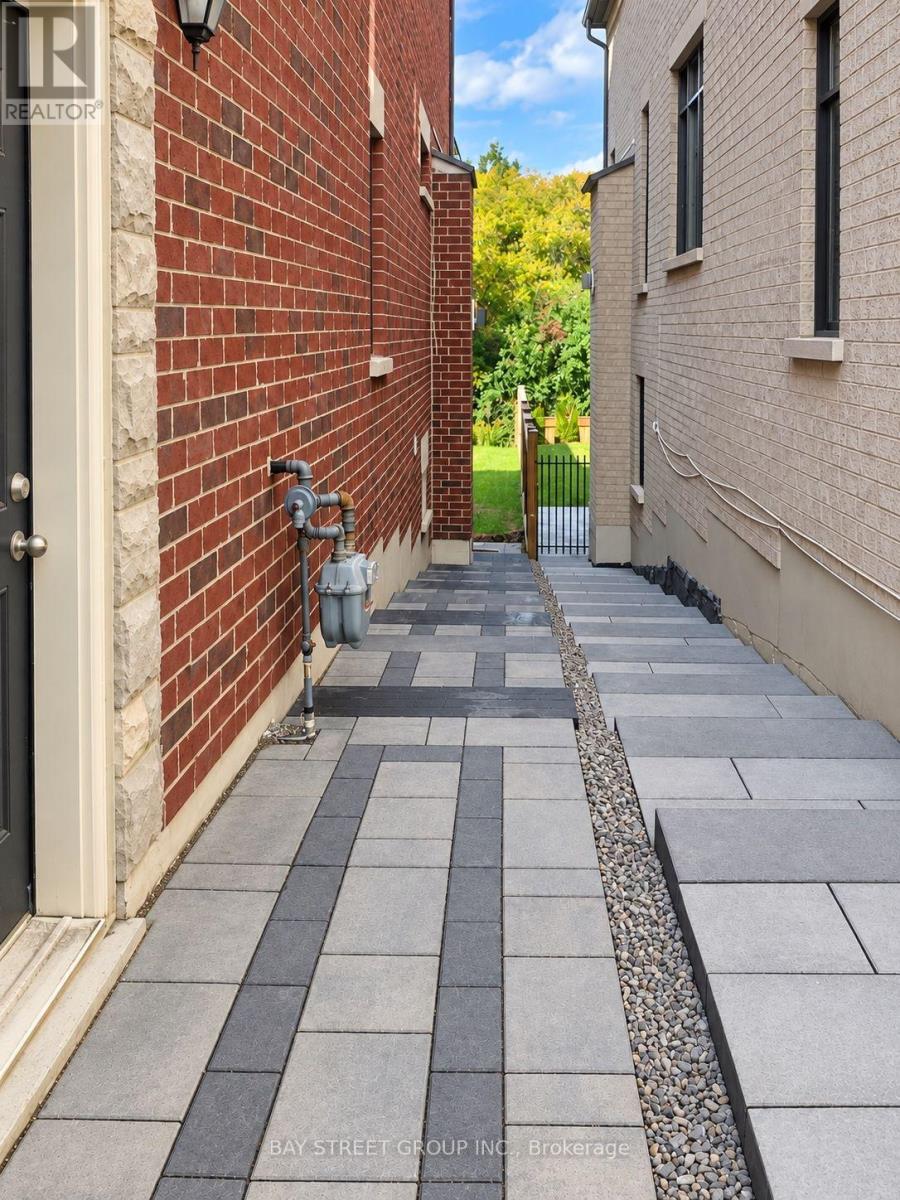 83 GLENSTEEPLE TRAIL, Aurora (Aurora Estates) — photo 2
