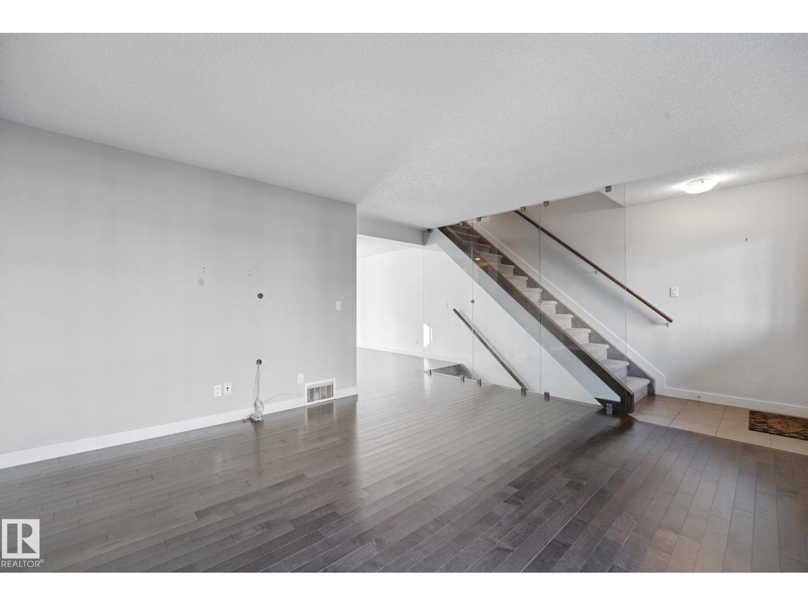 Property photograph 8 for MLS E4514638