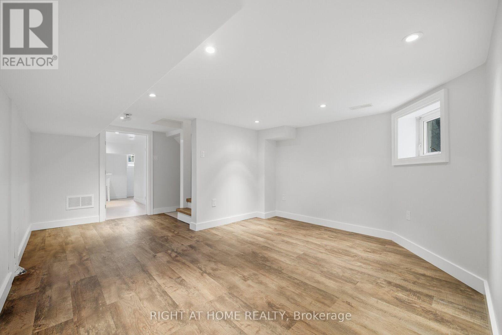 32 EASTMOUNT AVENUE - 31