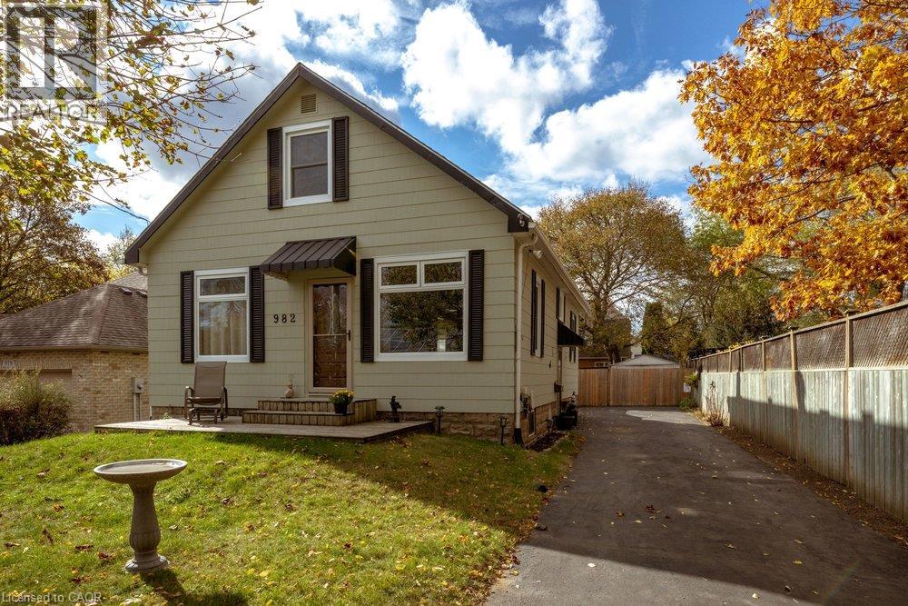 Photo of 982 PARKHILL Avenue