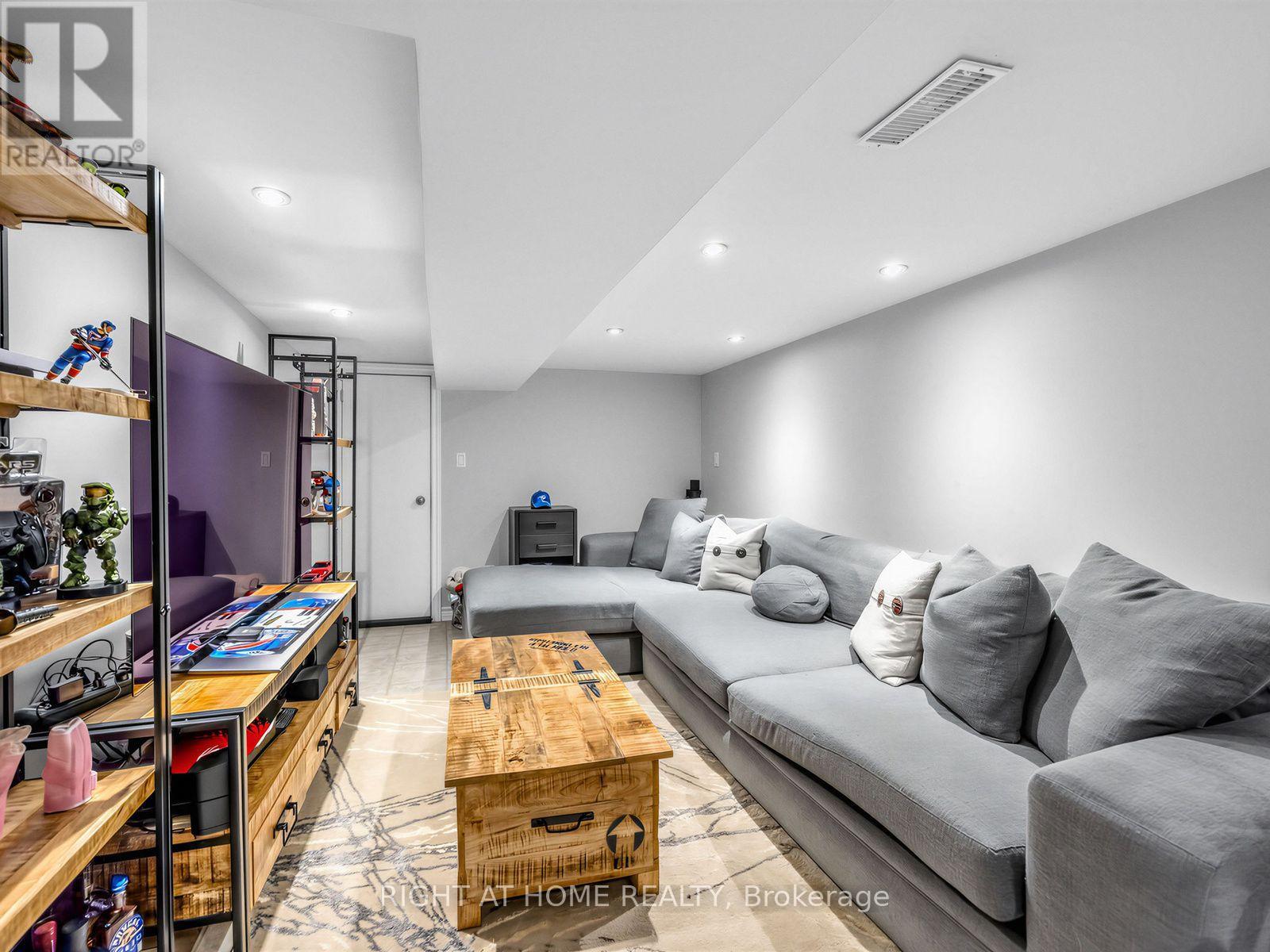 81 SILVERTHORN AVENUE - 21