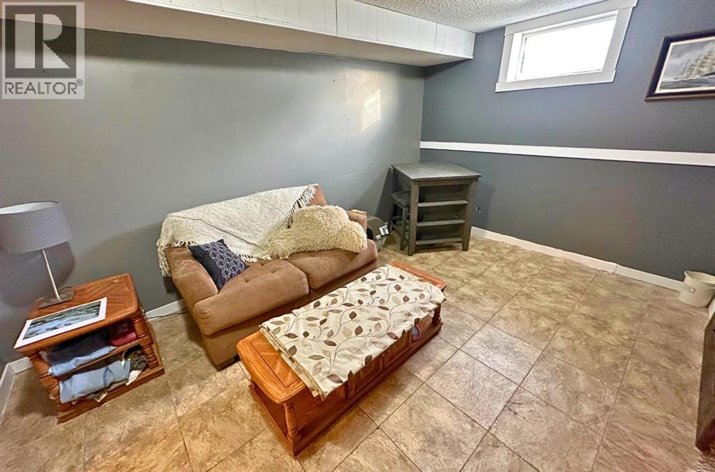 5011 47 Street, Mirror — photo 17