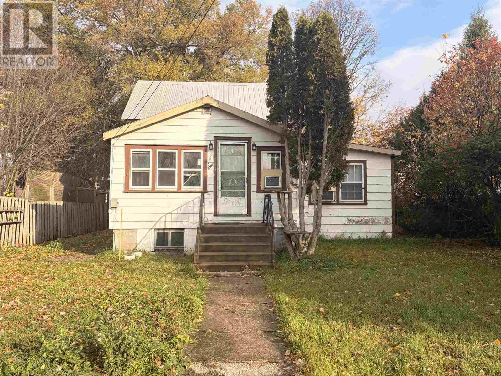 6 Hawthorne AVE - 2