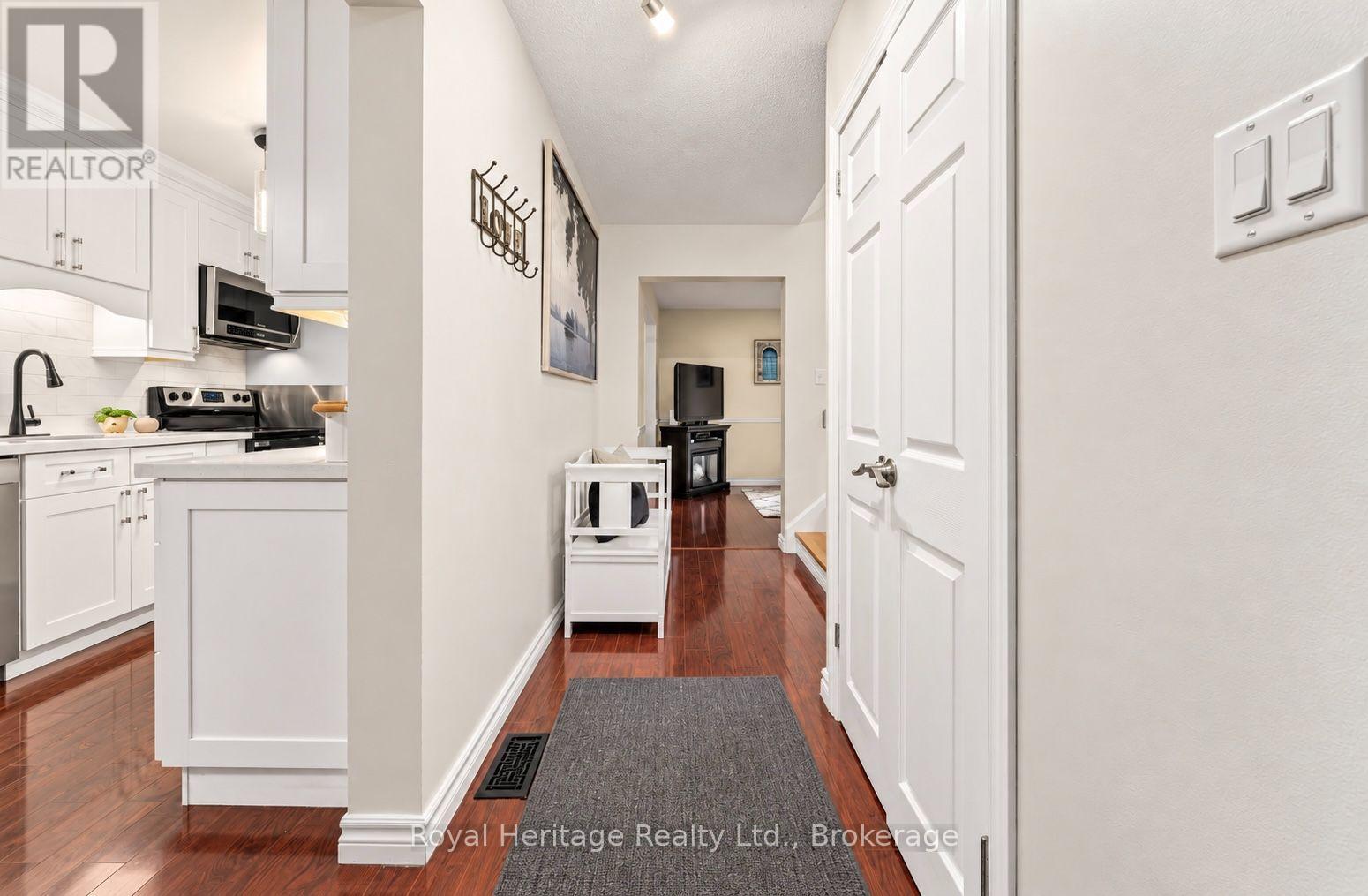 1795 BRONTE SQUARE - 8