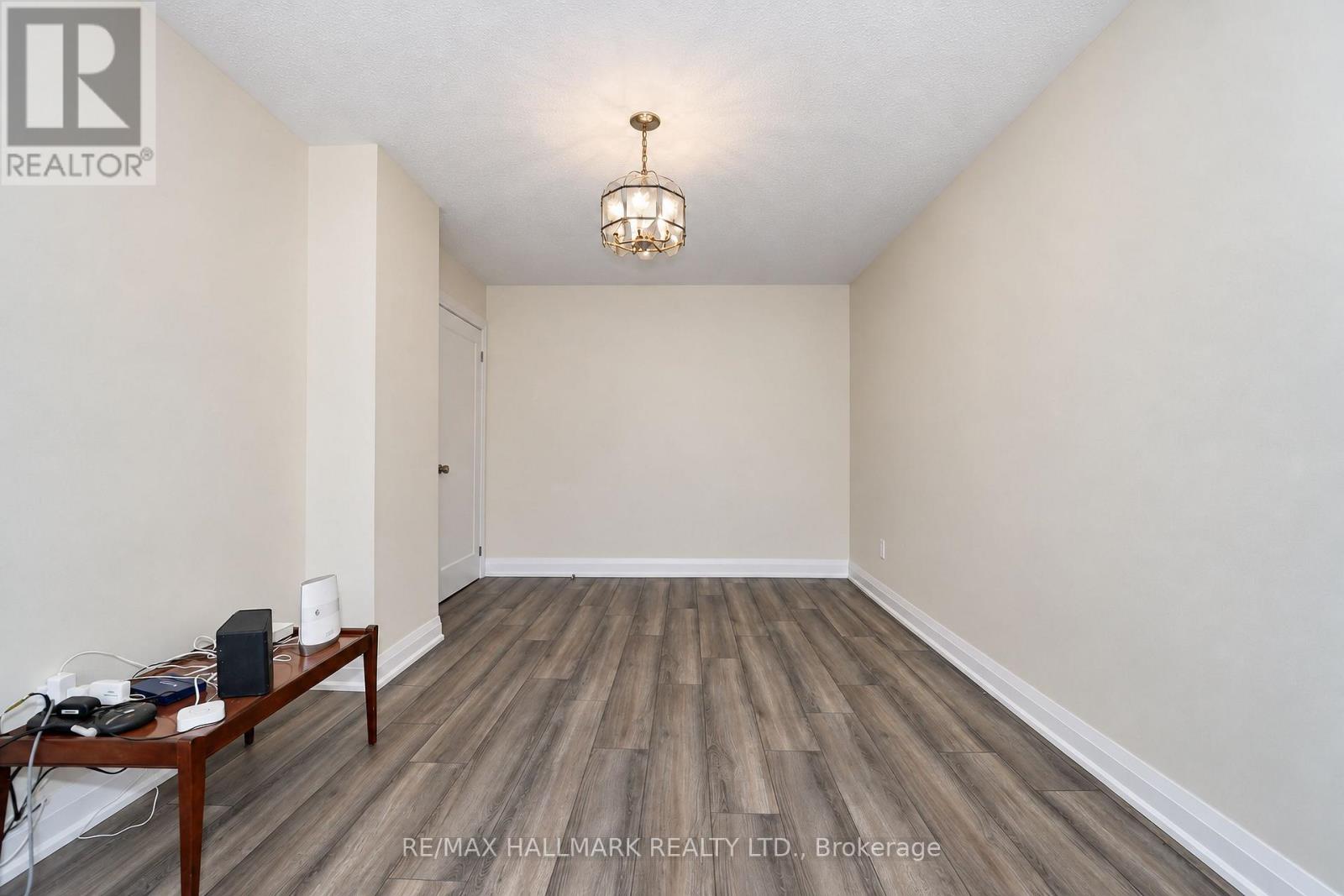21 QUEENSCOURT DRIVE - 12