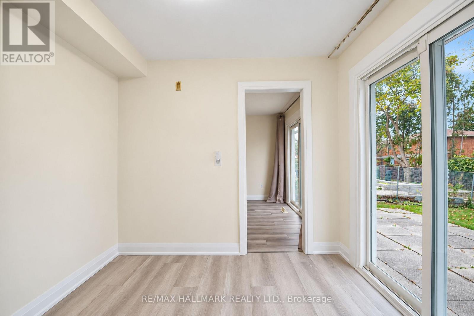 21 QUEENSCOURT DRIVE - 16