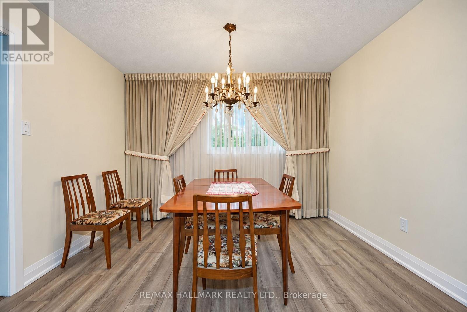 21 QUEENSCOURT DRIVE - 17