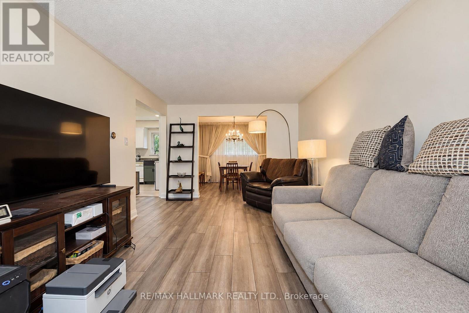 21 QUEENSCOURT DRIVE - 19