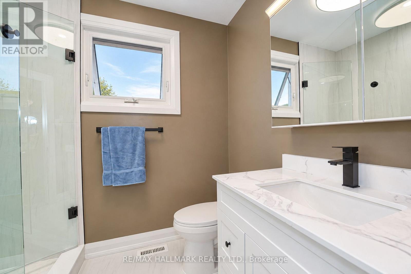 21 QUEENSCOURT DRIVE - 22