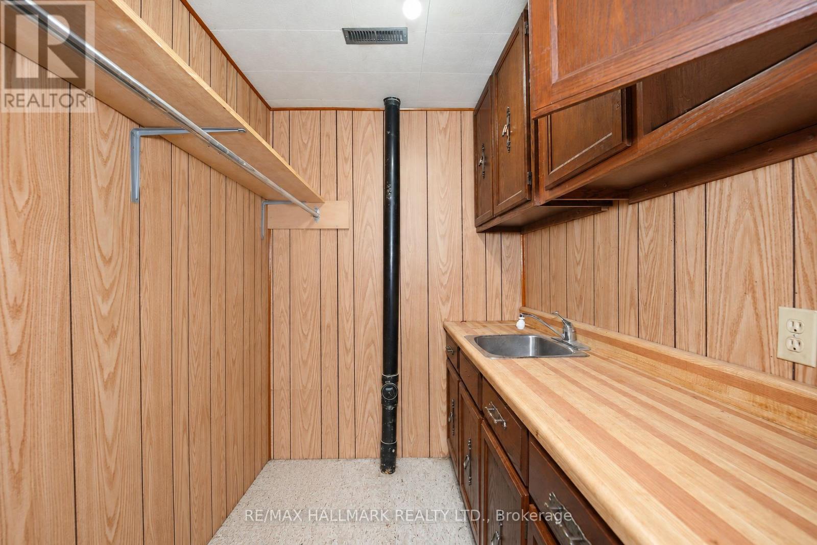 21 QUEENSCOURT DRIVE - 32