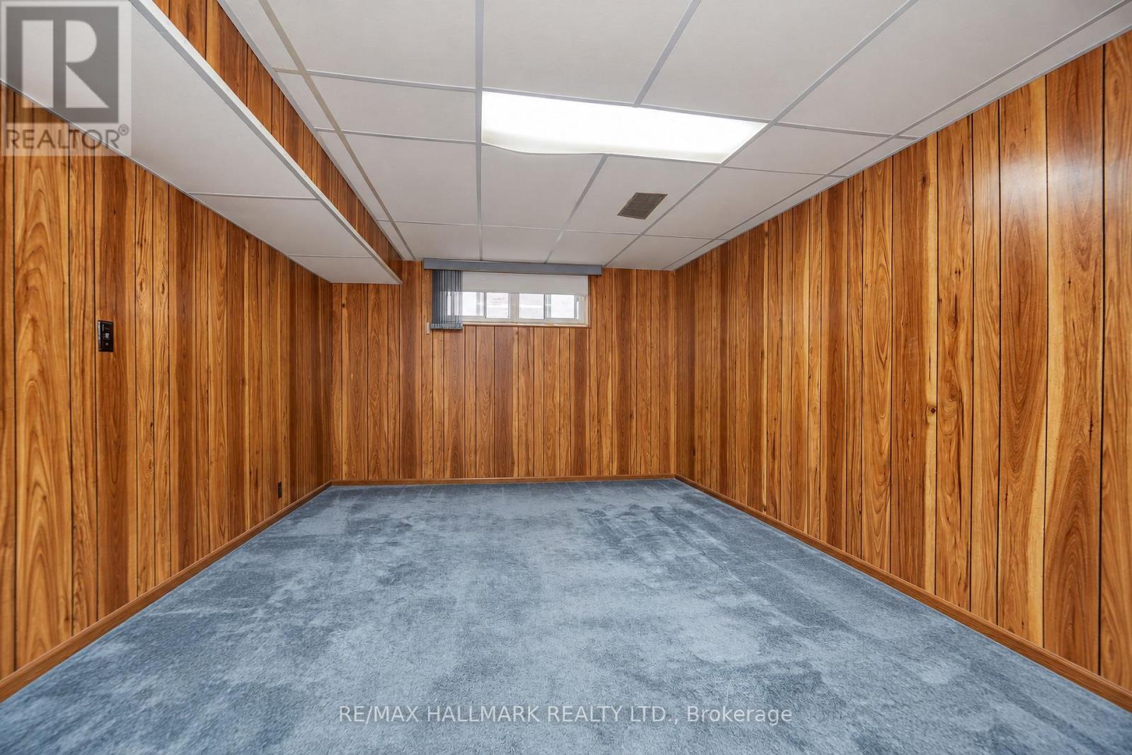 21 QUEENSCOURT DRIVE - 33