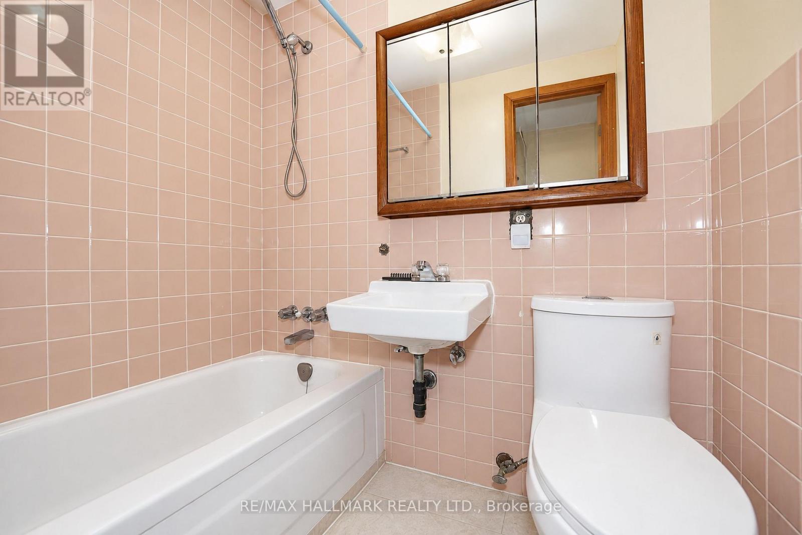 21 QUEENSCOURT DRIVE - 34