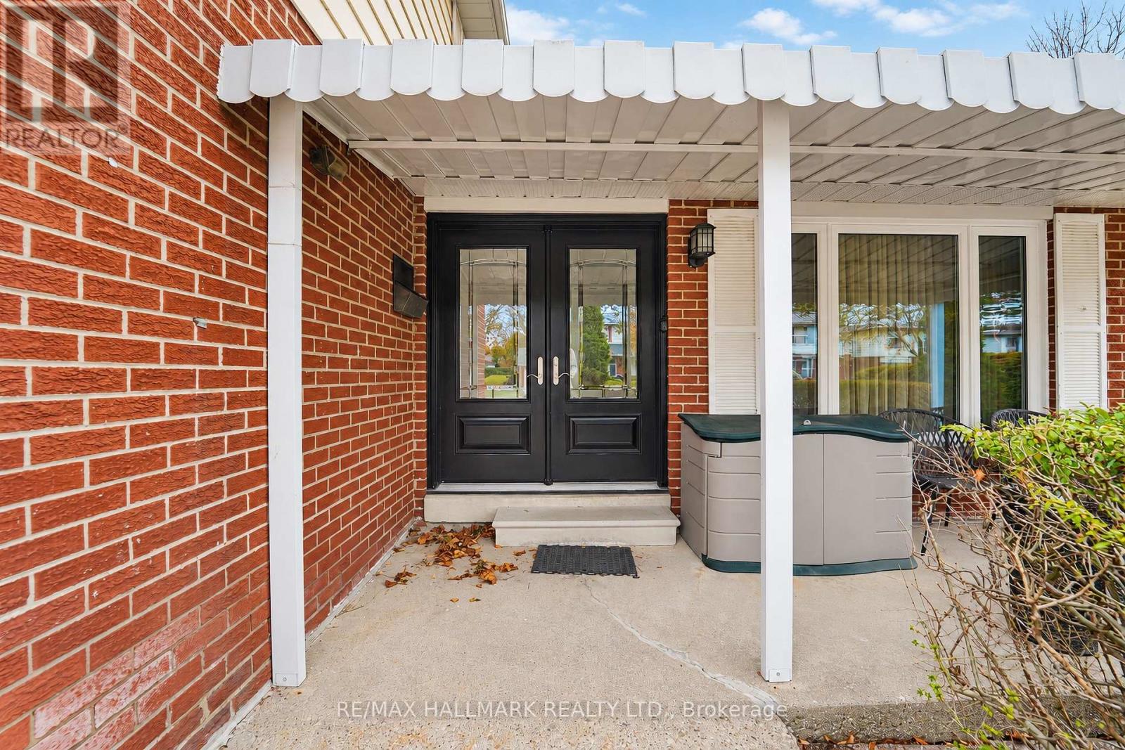 21 QUEENSCOURT DRIVE - 6