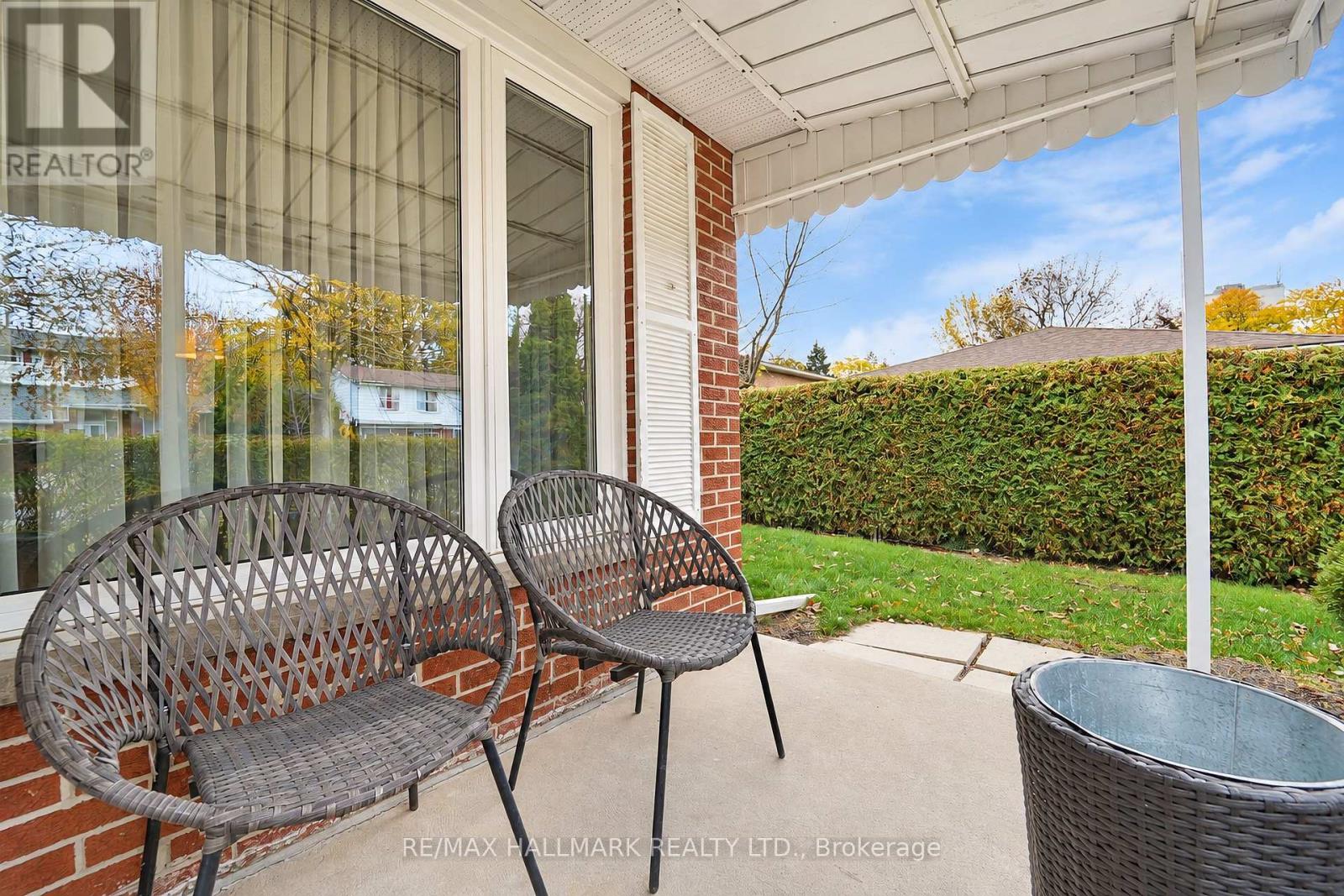 21 QUEENSCOURT DRIVE - 8