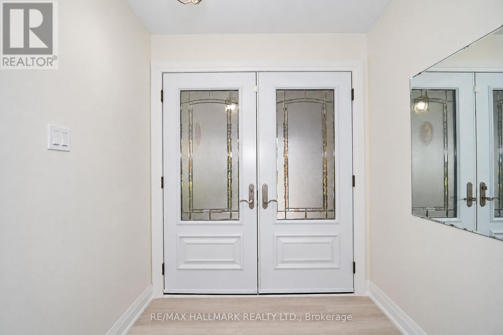 21 QUEENSCOURT DRIVE - 9