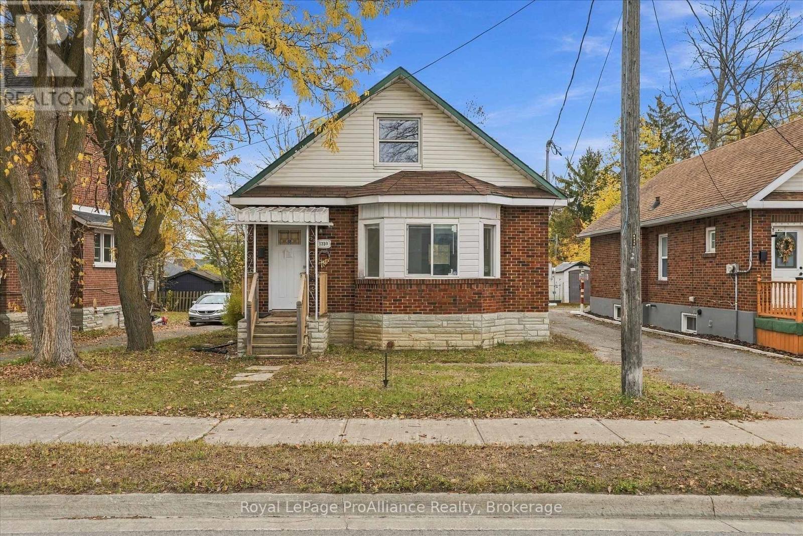 1310 CLONSILLA AVENUE, Peterborough (Town Ward 3) — photo 2