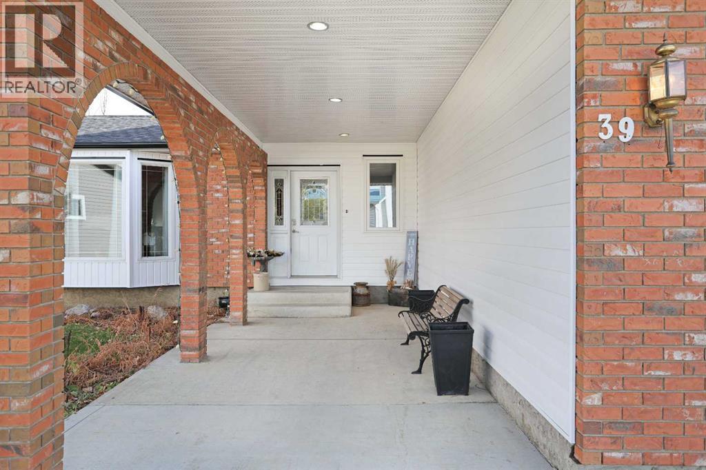 39 Lakeview Crescent E, Brooks — photo 2