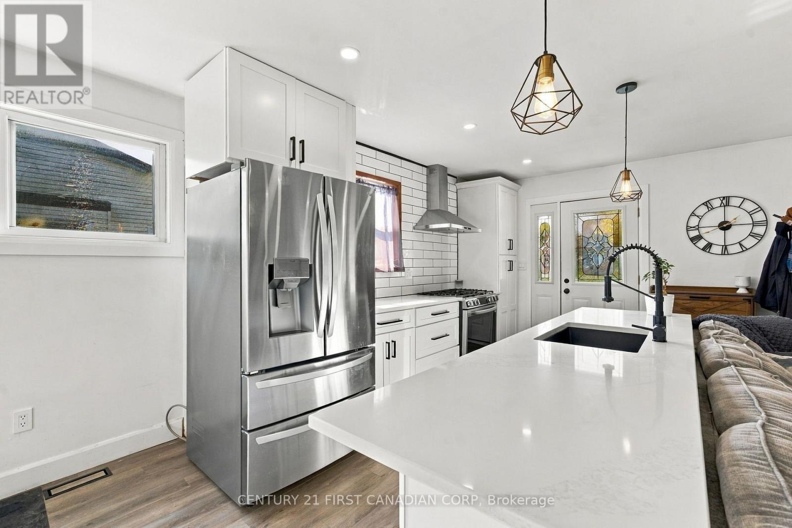 32 BRENNAN DRIVE, Strathroy-Caradoc (NW) — photo 3