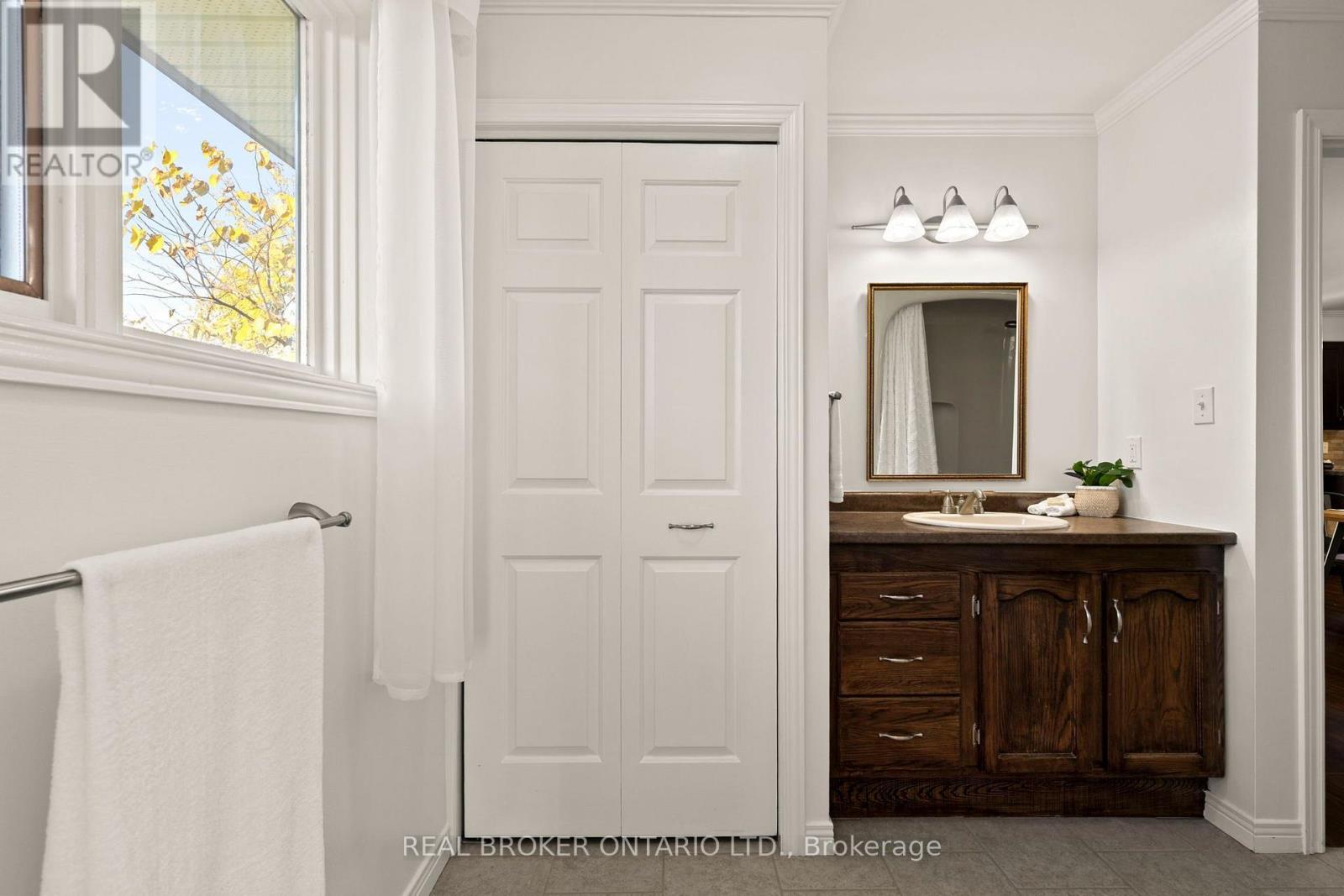 2 Leach Street, Orillia photo 16