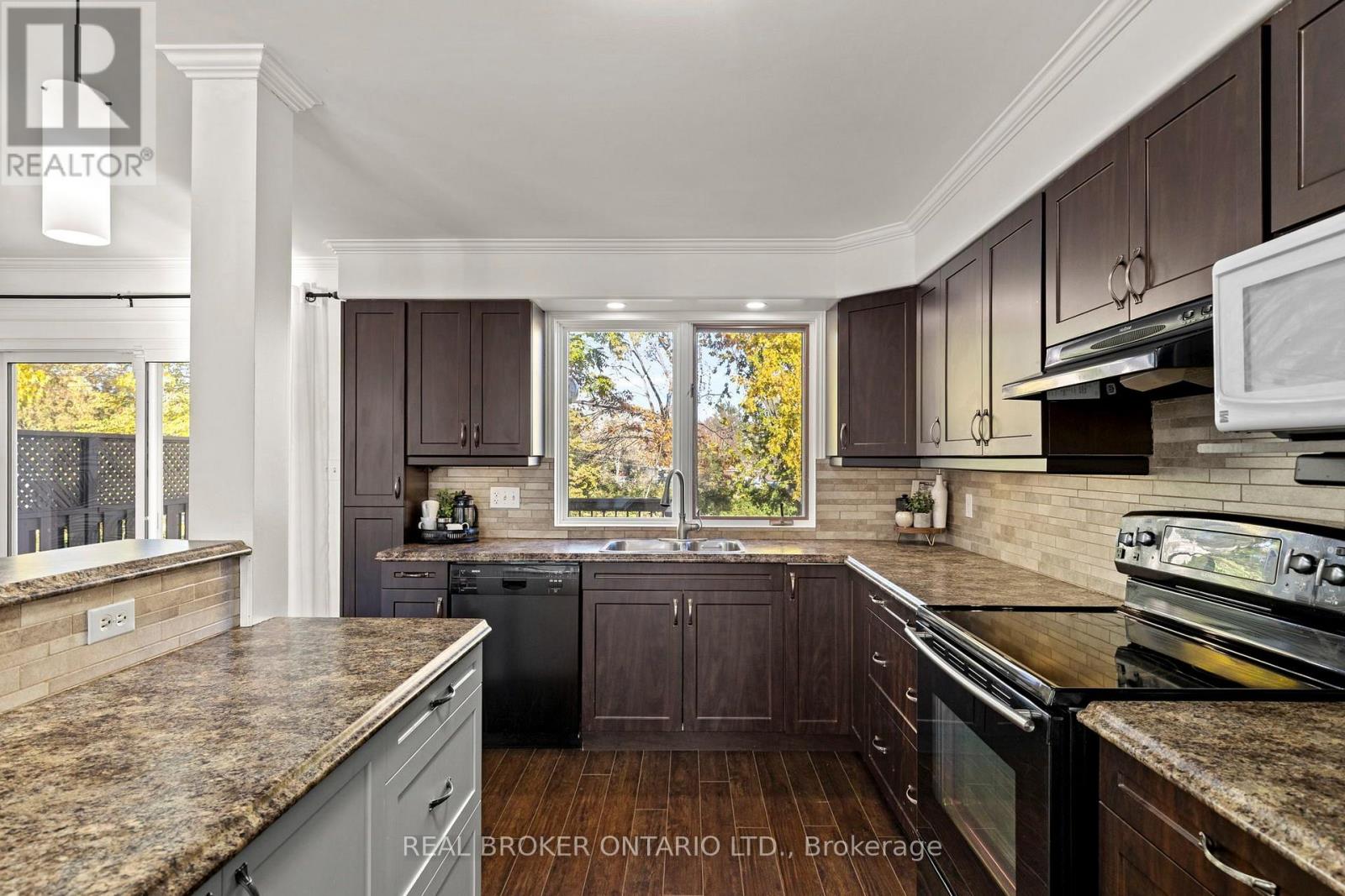 2 Leach Street, Orillia photo 6
