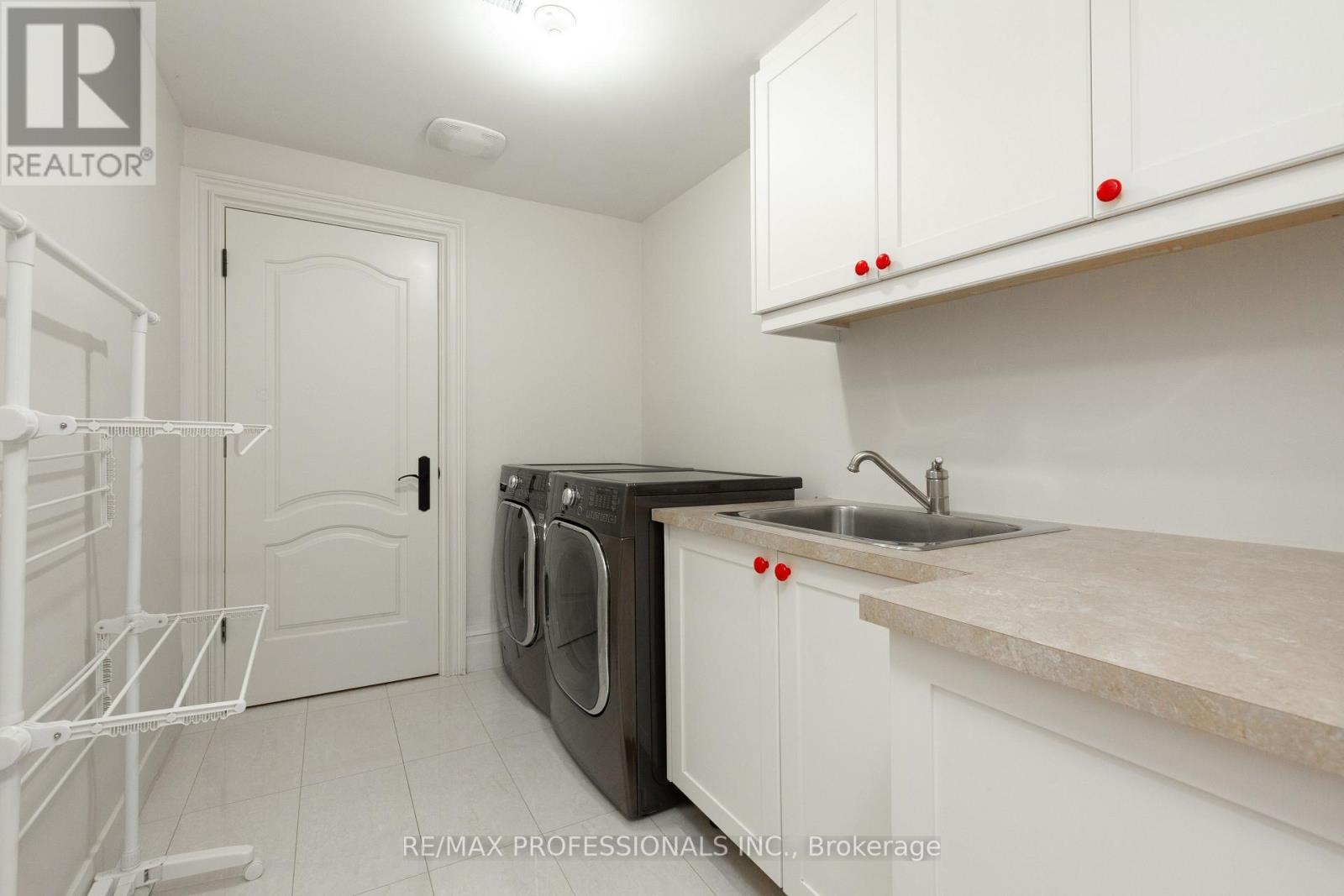 18 HILLCROFT DRIVE - 38