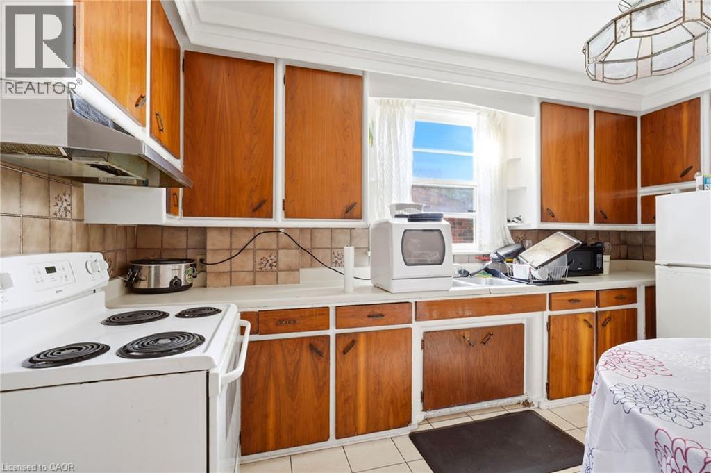 126 PARK Row S, Hamilton — photo 3