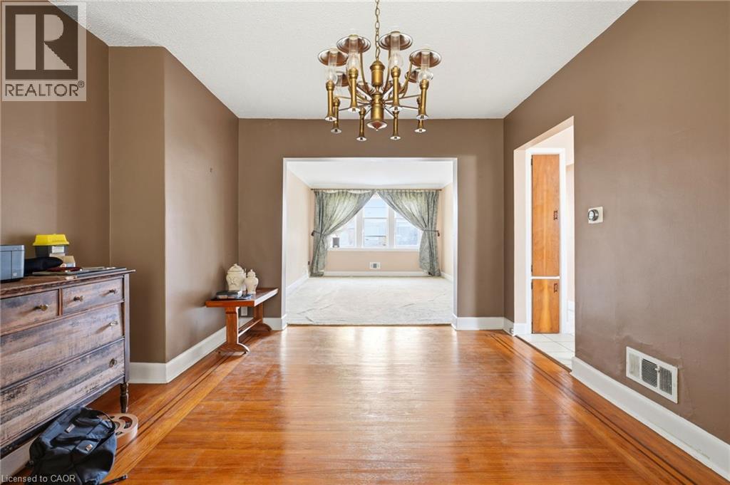 126 PARK Row S, Hamilton — photo 8