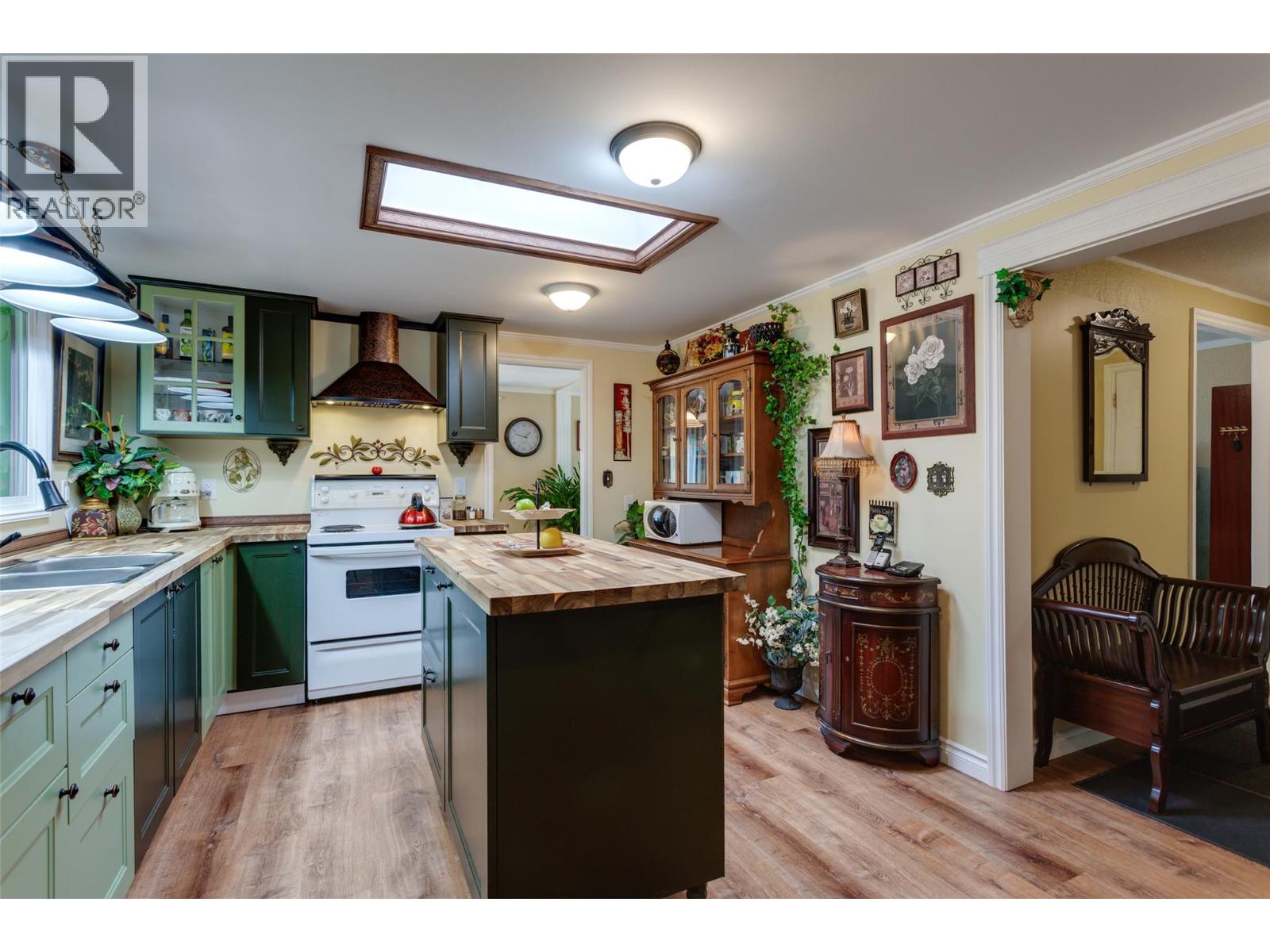 12 1999 Hwy 97 Highway South, West Kelowna