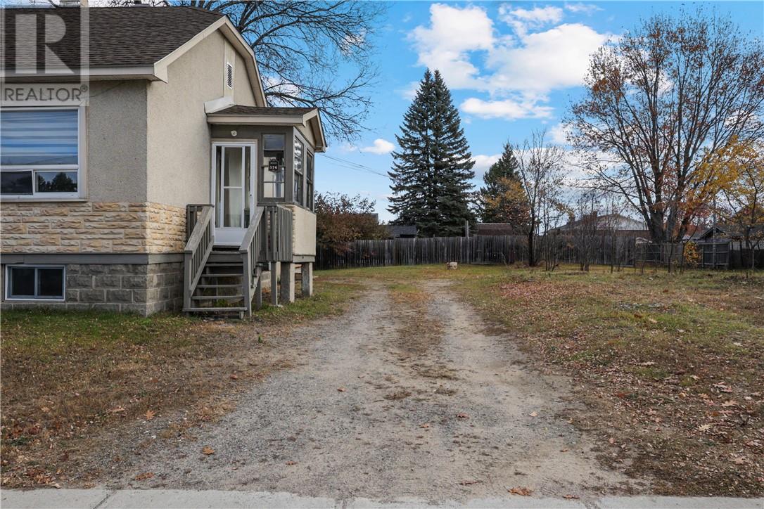 576 AVERY Street, Espanola — photo 3