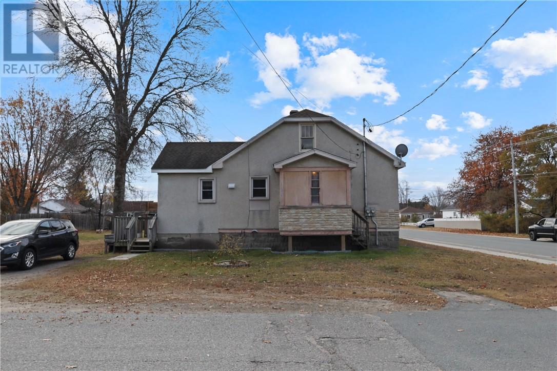 576 AVERY Street, Espanola — photo 4