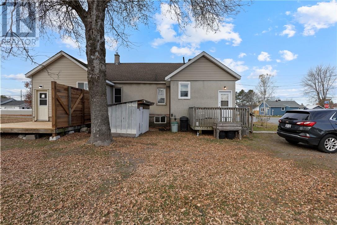 576 AVERY Street, Espanola — photo 5