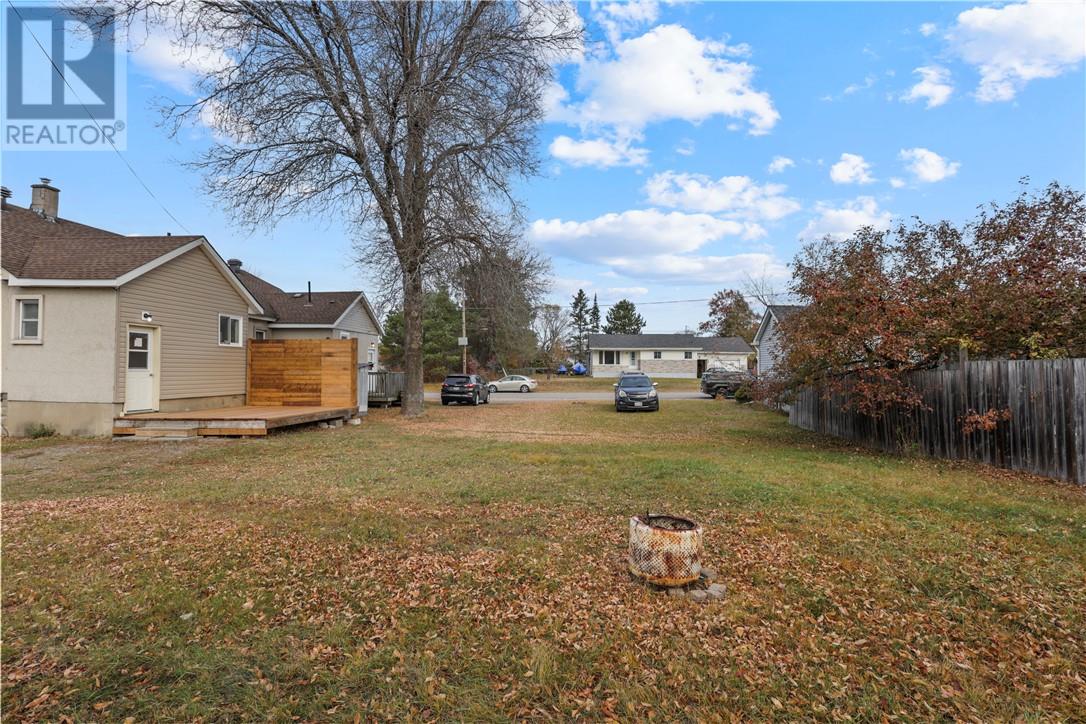 576 AVERY Street, Espanola — photo 6