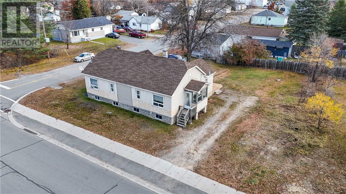 576 AVERY Street, Espanola — photo 8