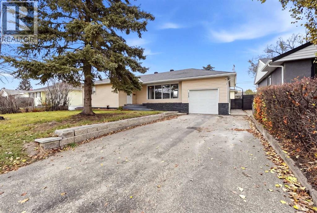 Listing photo – 5223 50 Street, Lacombe