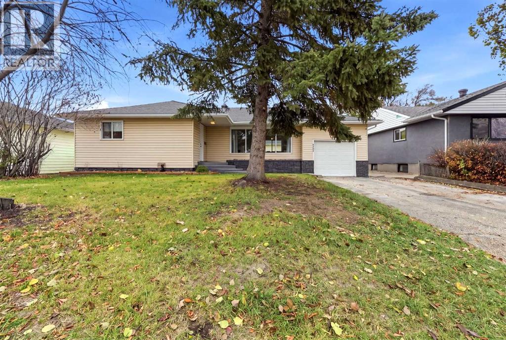 Listing photo – 5223 50 Street, Lacombe