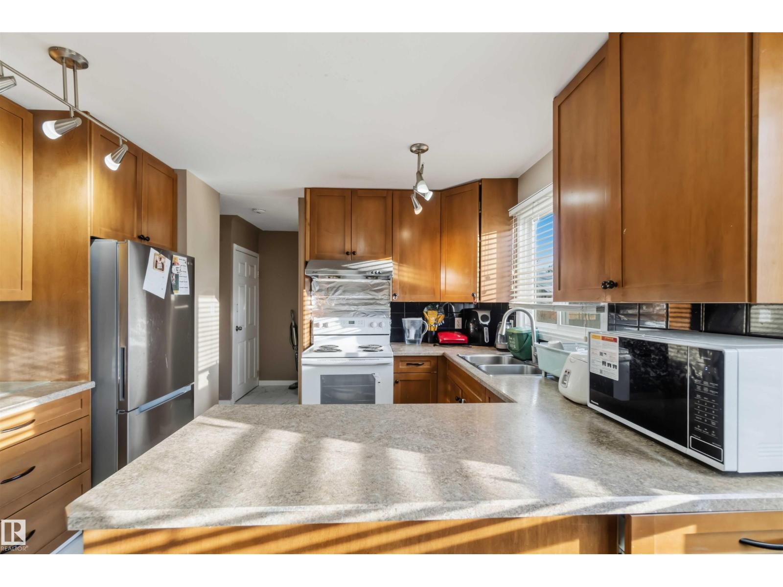7703 176 ST NW, Edmonton — photo 2