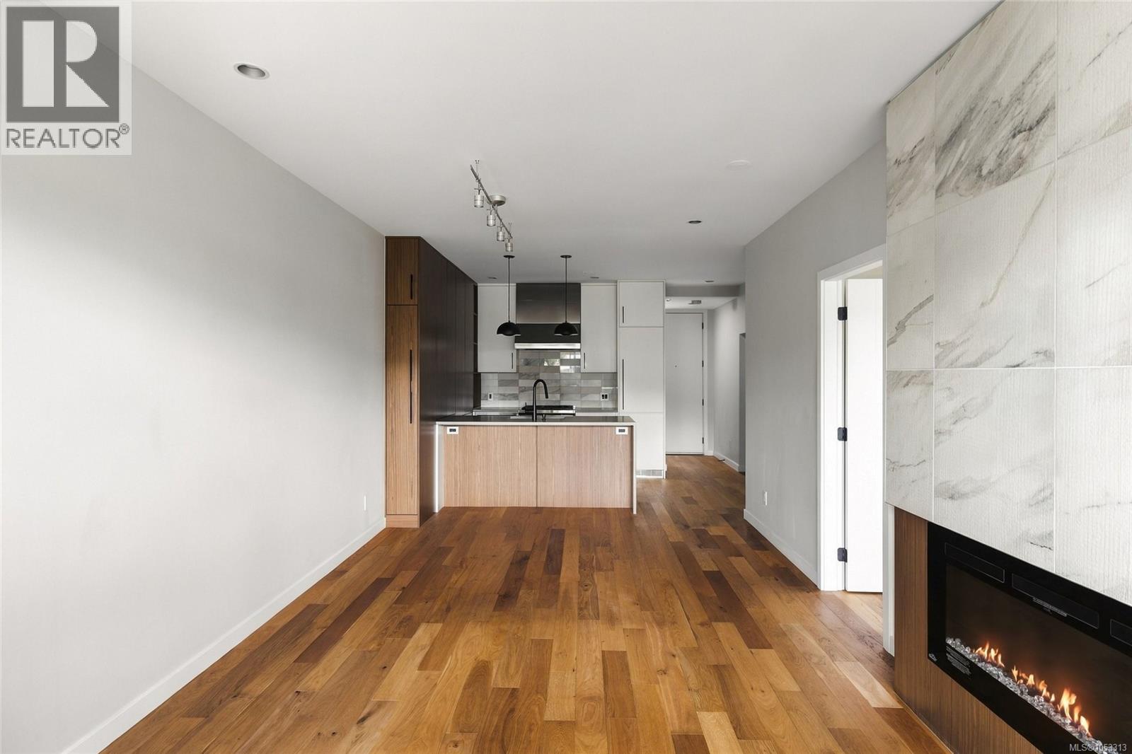 207 1018 Pentrelew Place, Victoria
