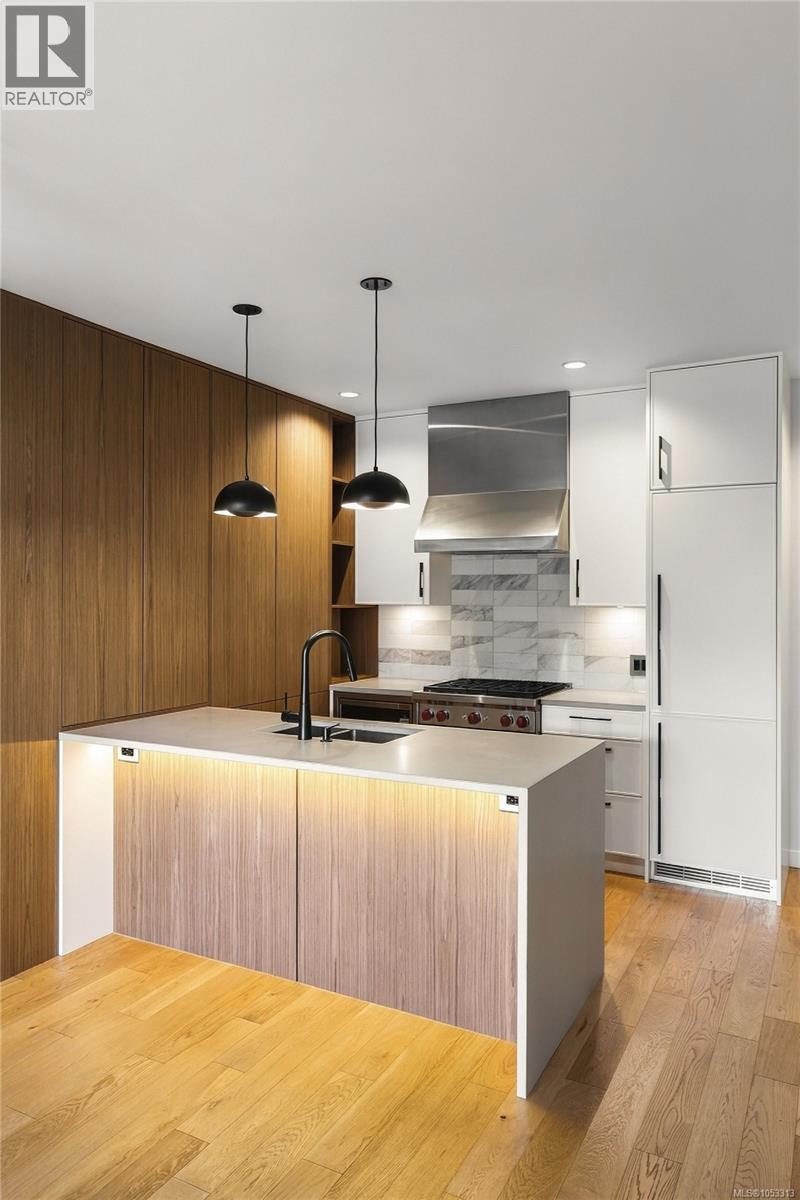 207 1018 Pentrelew Place, Victoria