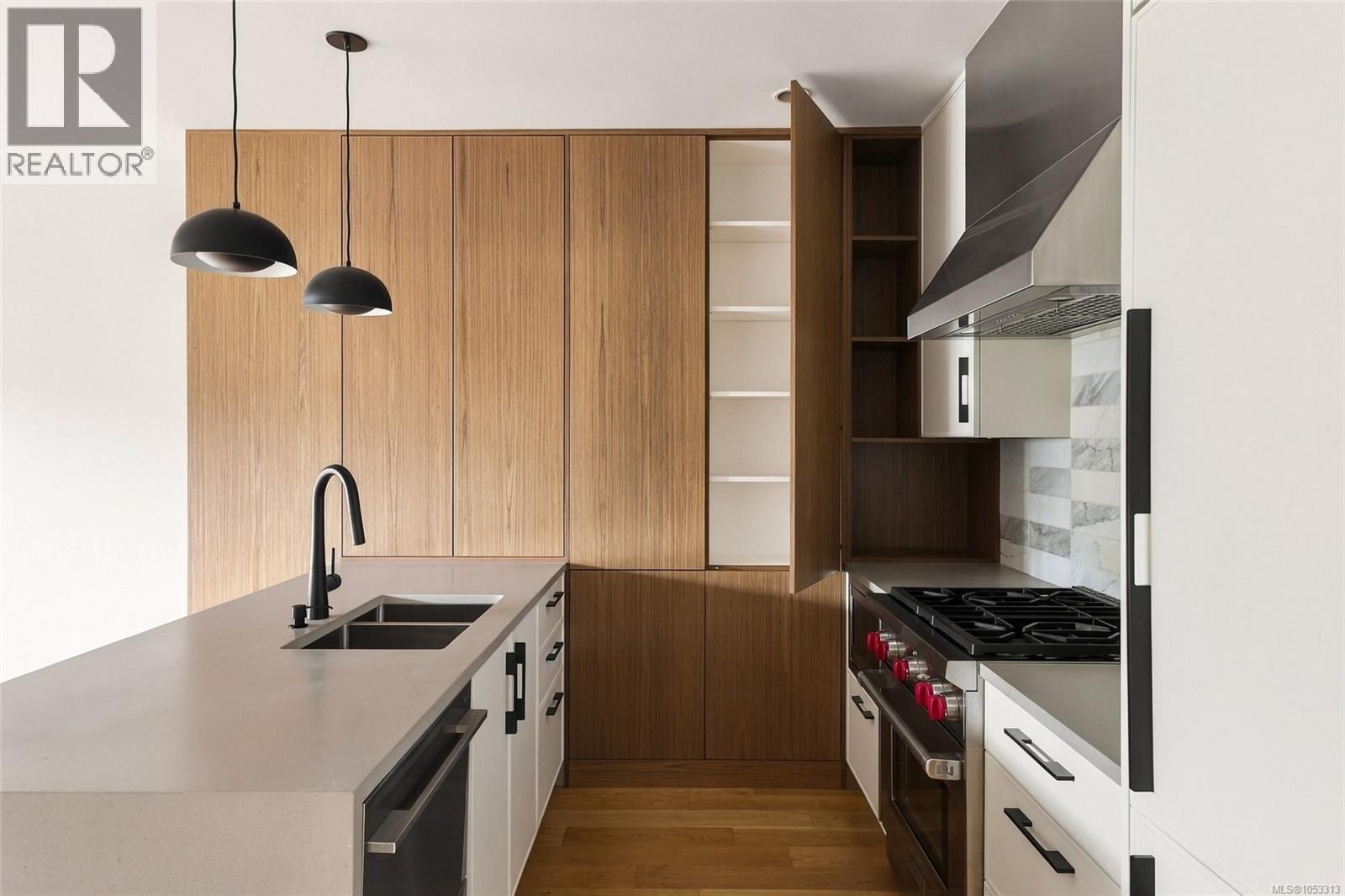 207 1018 Pentrelew Place, Victoria