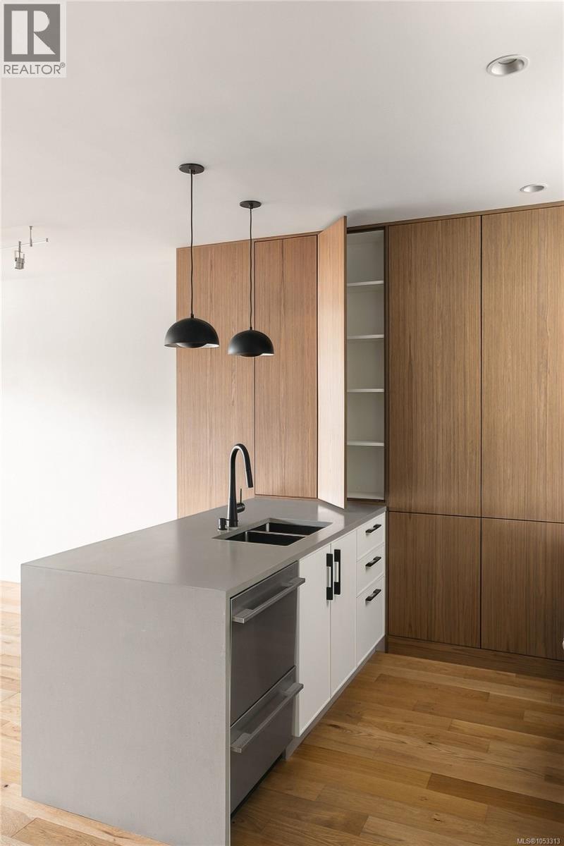 207 1018 Pentrelew Place, Victoria