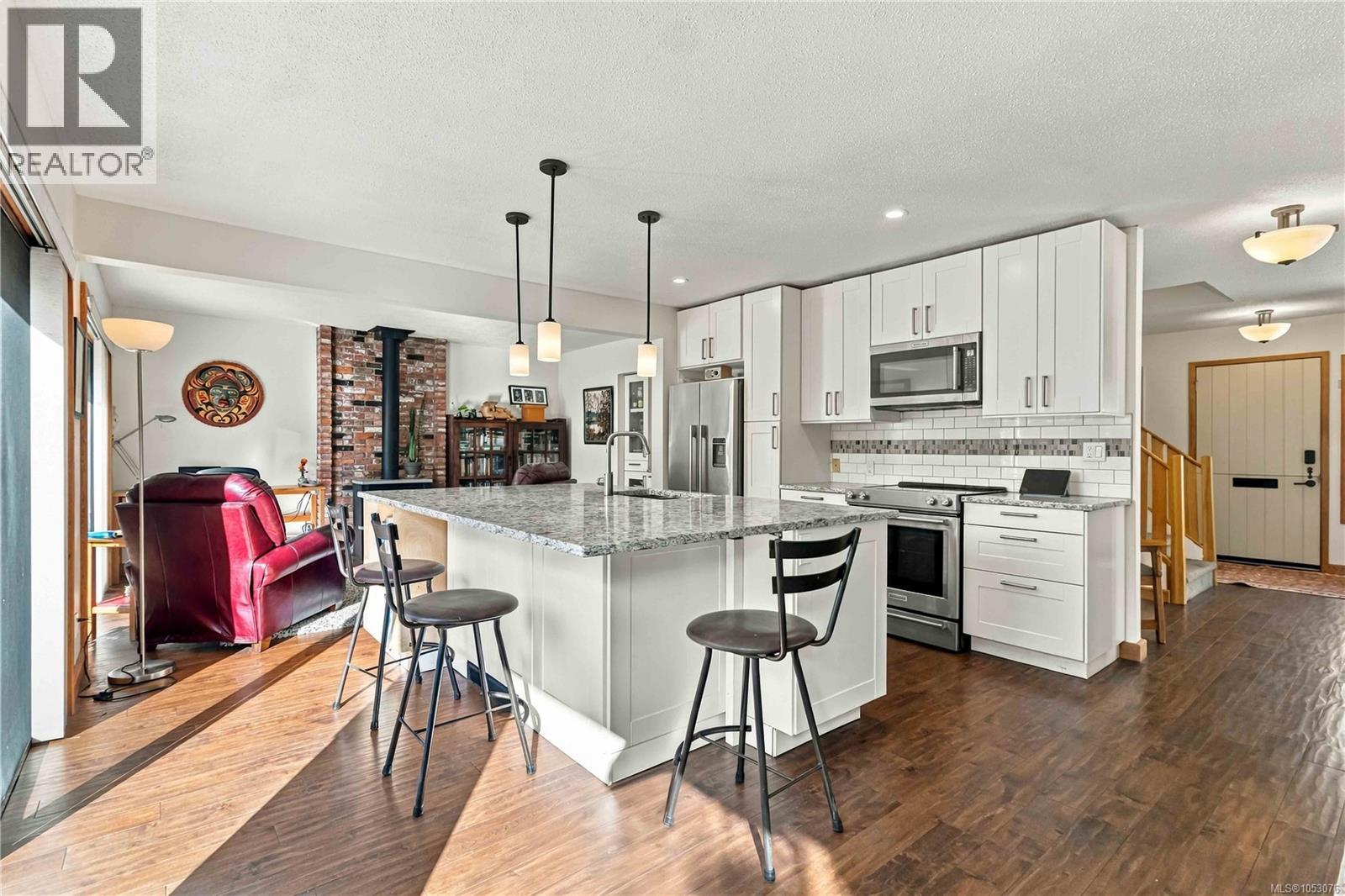  3818 Beachview Place, Saanich