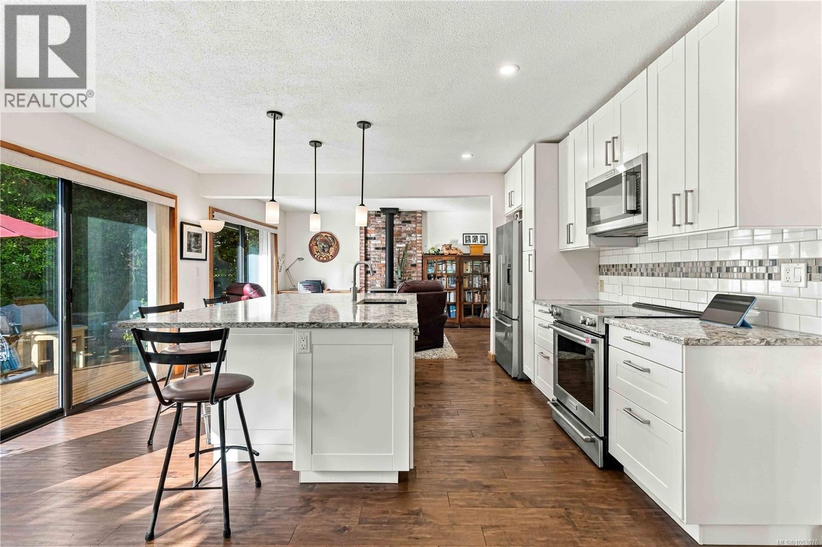  3818 Beachview Place, Saanich