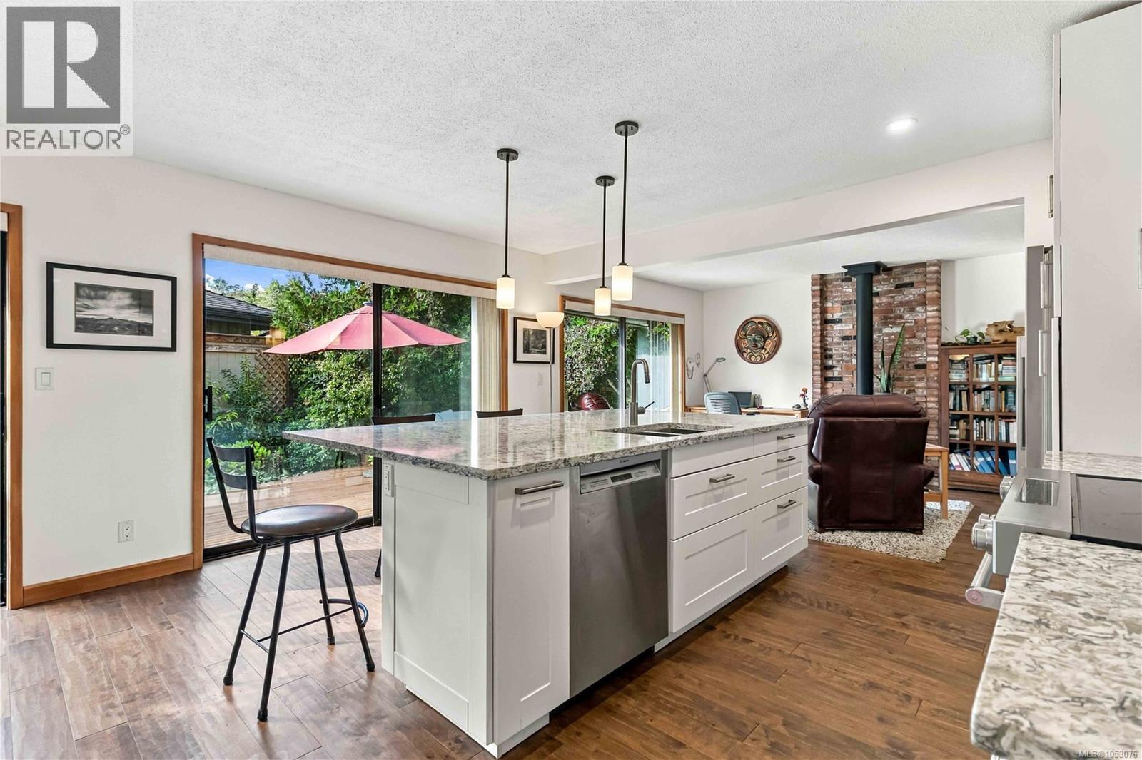  3818 Beachview Place, Saanich