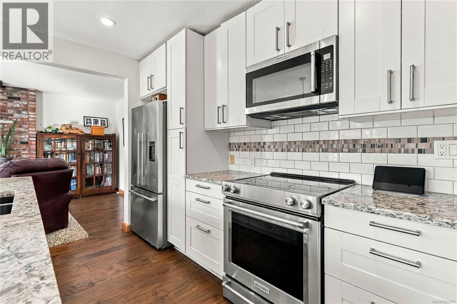  3818 Beachview Place, Saanich