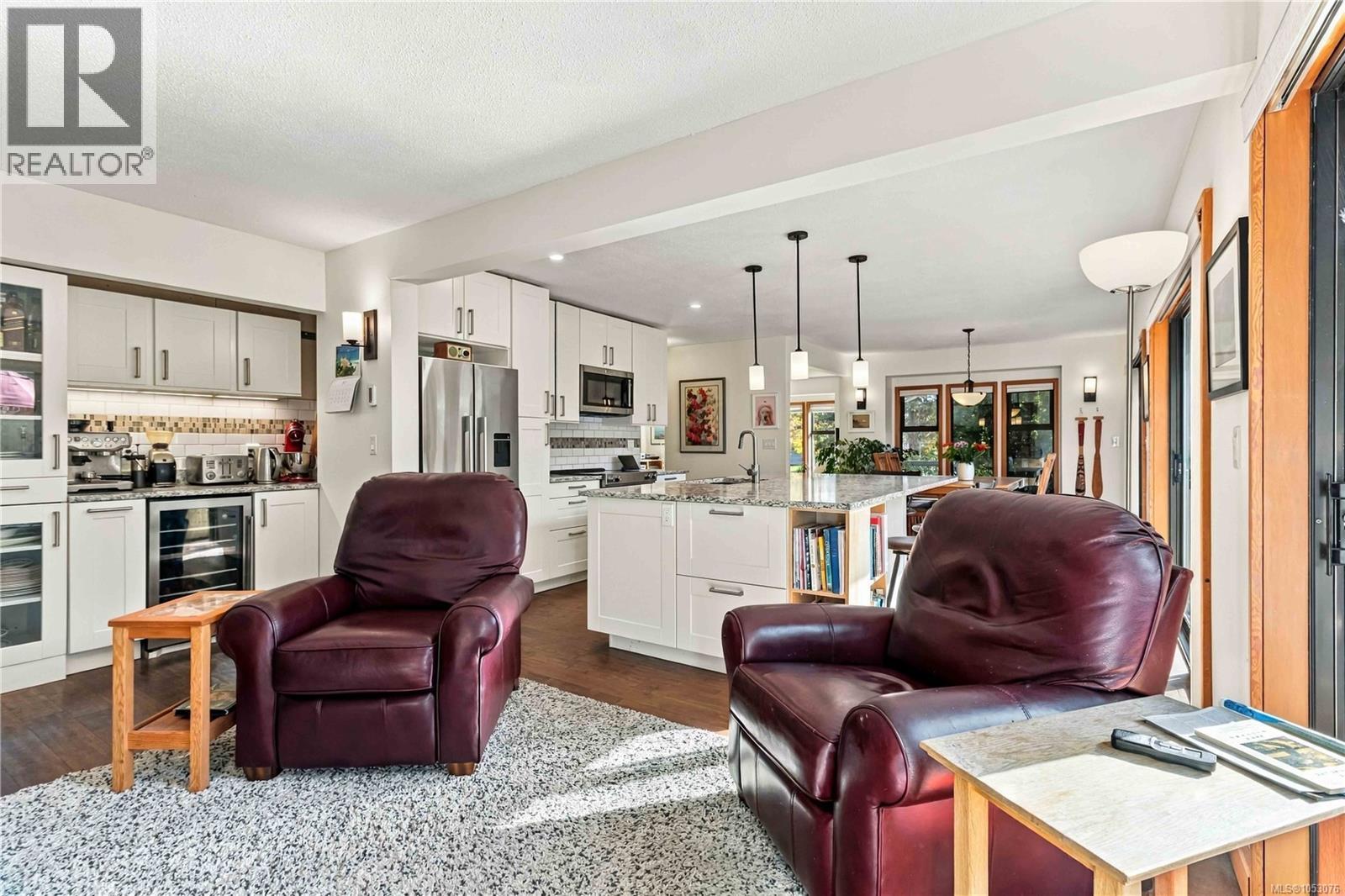  3818 Beachview Place, Saanich