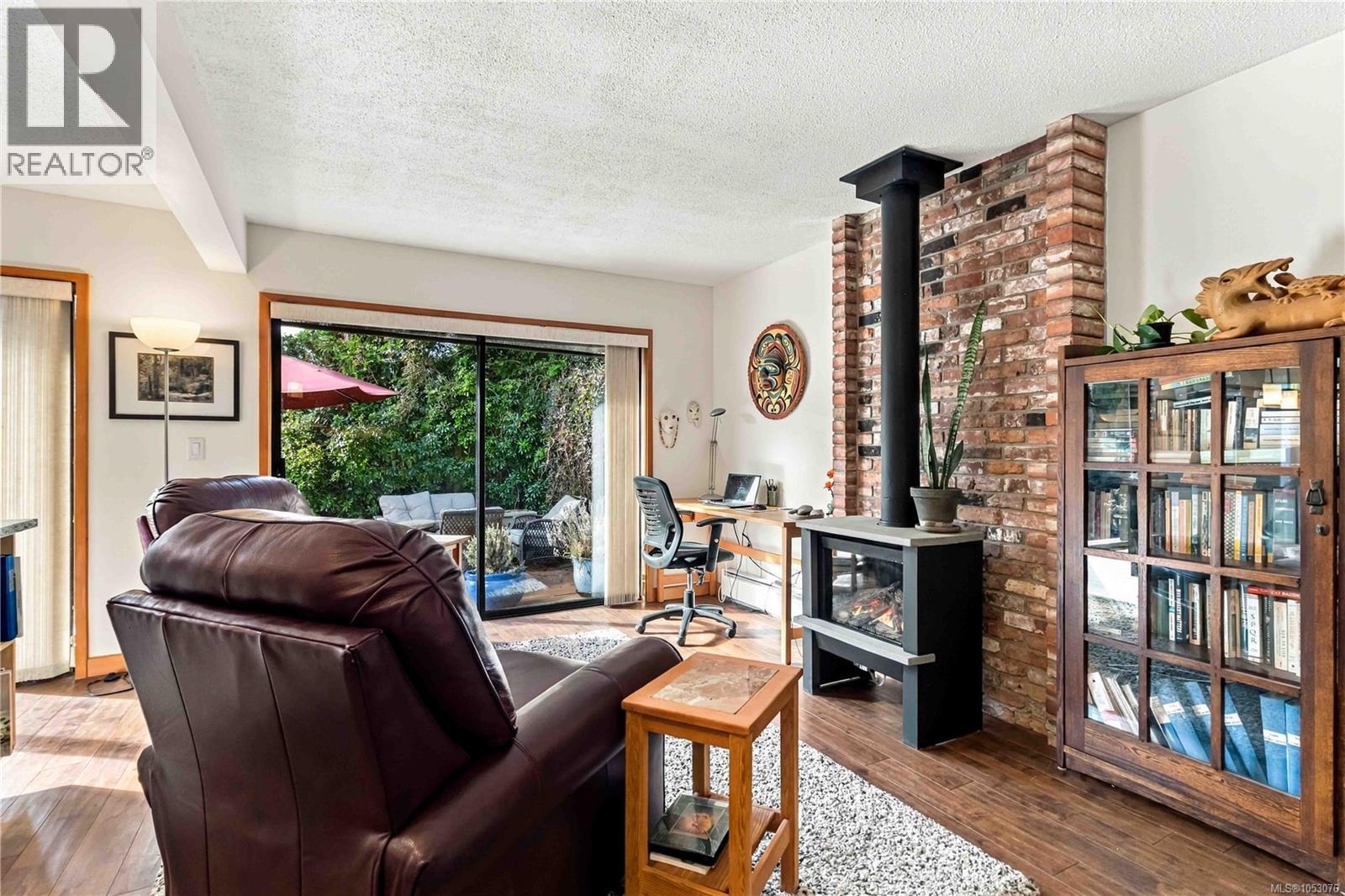  3818 Beachview Place, Saanich